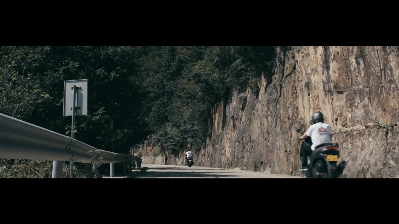 Vehicle riding scene from the original Langjie EFI system video